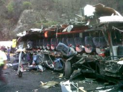 De esta forma quedó el vehículo sobre la carretera. Twitter: @El_Noticiero. ESPECIAL /