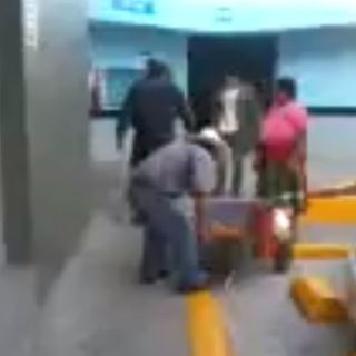 Insultan a pareja indígena por comer en gasolinera de Zapopan