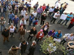 Los inconformes, portaban pancartas donde se leía su petición al gobierno. ARCHIVO /