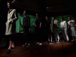 Los modelos desfilaron vestidos de blanco o de negro y perfumados con la nueva fragancia de la firma. AFP /