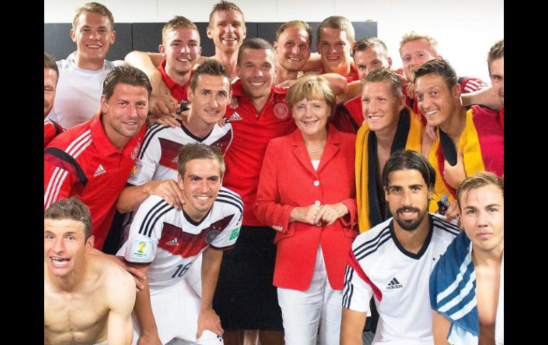 Angela Merkel junto los jugadores de la Selección alemana. EFE /