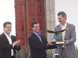 Miguel Ángel Domínguez entregó al Presidente de la República el reconocimiento Águila en Vuelo por su apoyo a esta industria.  /