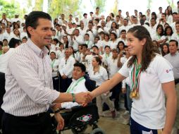 El mandatario presume su pulsera verde alusiva a la Selección Mexicana. NTX /