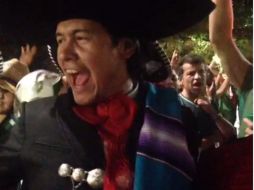 Aficionados del futbol, cantan entusiastas típicas canciones mexicanas. ESPECIAL /