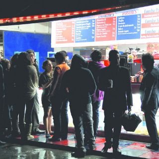 Me alcanza para el boleto; las palomitas te las debo