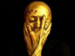 'El trofeo de la copa es un símbolo en todo el mundo', señala Emma. ESPECIAL /