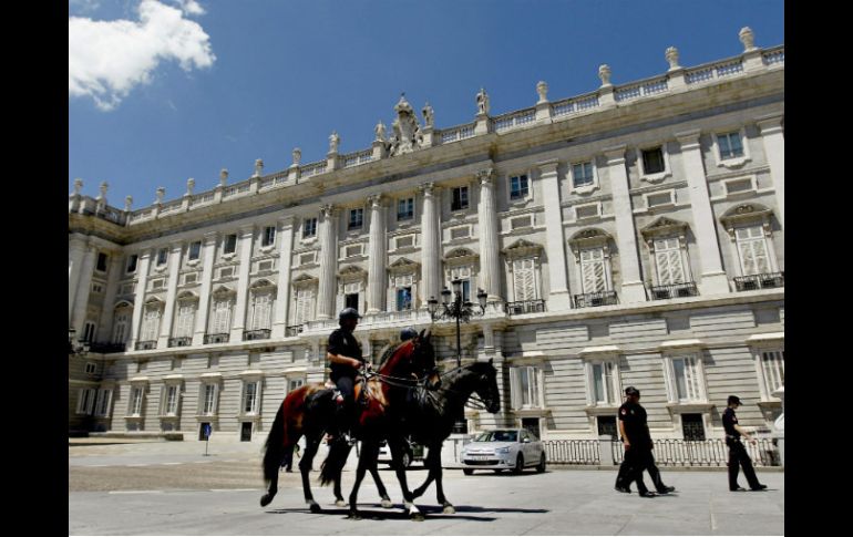 Agentes de la Policía Nacional custodial el Palacio Real, ante la próxima proclamación del rey Felipe VI. EFE /