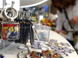 Los llaveros con la imagen de los príncipes de Asturias se venden en tres euros. AFP /