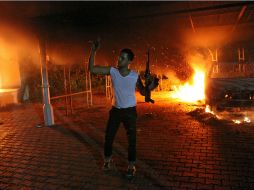 Imagen de archivo que muestra a un hombre armado, luego del atentado contra la Embajada de EU en la ciudad de Bengasi en el 2012. AFP /
