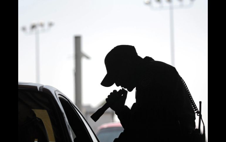 Un hombre de 69 y un joven de 20 años de edad, son detenidos por agentes de aduanas por transportar drogas en sus vehículos. ARCHIVO /