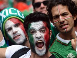 Los mexicanos, con la esperanza viva del triunfo de su Selección frente al anfitrión del Mundial. EFE /