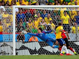 Guillermo Ochoa en una de las mejores atajadas ante un cabezazo de Neymar. . MEXSPORT /