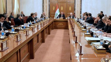 El primer ministro se reunió con miembros de su gaviente en Baghdag. AFP /