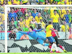 Guillemo Ochoa en una de las atajadas que realizó en el partido ante Brasil. MEXSPORT /