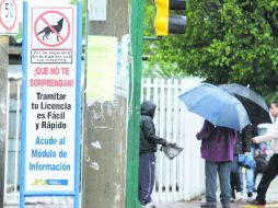 En las inmediaciones de la Secretaría de Movilidad letreros advierten a los ciudadanos para que no se dejen engañar por los 'coyotes'.  /