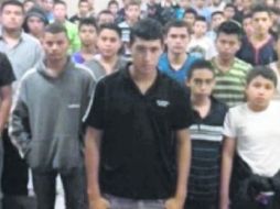 Los menores son recluidos en centros de detención sobrepoblados, como se aprecia en la imagen tomada de un video de Telemundo.  /