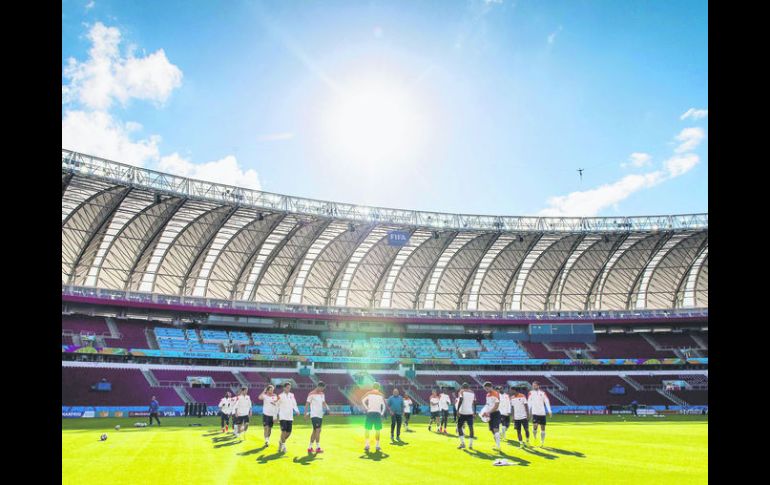 RECONOCIMIENTO. Holanda entrena en el campo del estadio de Beira-Rio en Porto Alegre, Brasil. EFE /