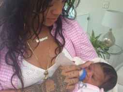 La pequeña nació a principios de mes y ha protagonizado las imágenes con la barbadense. ESPECIAL /