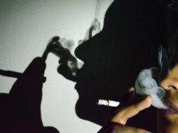 El humo del cigarro tiene agentes capaces de alterar moléculas, lo cual detona en enfermedades articulares. ARCHIVO /