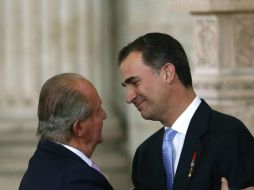 Tras la firma, el rey cede al príncipe de Asturias su sitio en la presidencia de la ceremonia, como símbolo del traspaso en la Corona. EFE /