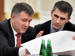 El mandatario ucraniano, Petró Poroshenko, presenta candidatura del viceprimer ministro Vitali Yarema (d) al cargo de fiscal general. ARCHIVO /