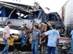 El conductor del autobús intentó cruzar las vías a pesar de la cercanía del tren. TOMADA DE @beiscuauhtemoc  /