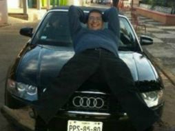 Jorge Manuel Guevara publicó fotografías de mujeres y autos de lujo en su cuenta de Facebook. ESPECIAL /