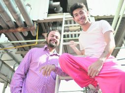 A escena. Juan Antonio Díaz y Alejandro Casillas recorrerán el mundo en dos horas, sobre el escenario del Teatro Diana.  /