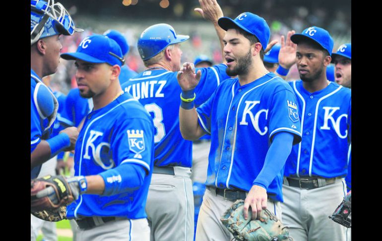 Encendidos. Los jugadores de los Reales de Kansas City se felicitan tras el juego. AP /