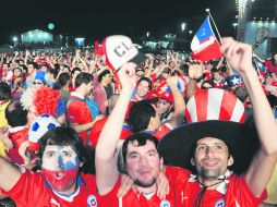Celebración. En el Fan Fest montado sobre la playa de Copacabana se reunió una gran cantidad de aficionados chilenos. AFP /