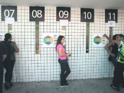 Taquilla. Aficionados esperan en la taquilla del Maracaná para obtenter un boleto del partido de Chile contra España. AP /