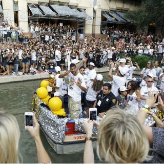 Los Spurs festejan el título con sus aficionados