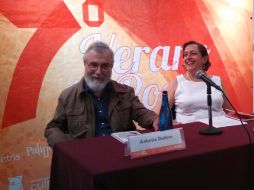 Deltoro da gracias a Villoro en la presentación y asegura que la poesía de la escritora es 'muy parecida a la mía'.  /