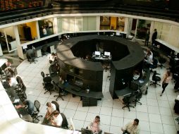 Al interior de la bolsa se negocia un total de un 737 millones de títulos por un monto de 49.6 millones de pesos. ARCHIVO /