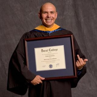 Pitbull se gradúa de la universidad