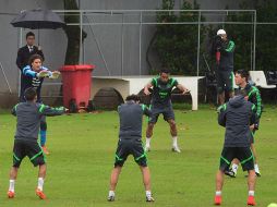 La lluvia estuvo presente en el complejo deportivo ''Rey Pelé''. AFP /