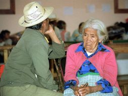 Las personas evacuadas permanecen en un refugio provisional en tanto es controlada la fuga. ARCHIVO /