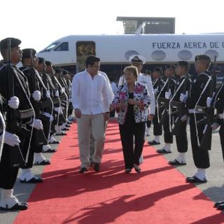 Aristóteles recibe a Bachelet en aeropuerto de Vallarta