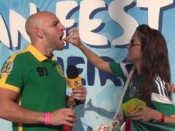 Aquí, cuando Rafael Hecht recibió la respuesta de esta chica, que no cayó en su chiste. ESPECIAL /