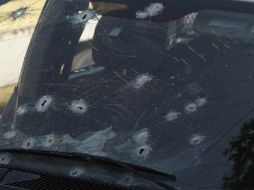 Un vehículo cierra el paso a la camioneta de las víctimas, para luego disparar, según autoridades. ARCHIVO /