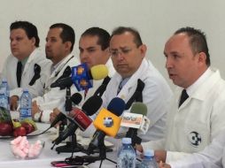 Rueda de prensa de la Asociación Médica de Jalisco en la que se dan a conocer los pormenores de la manifestación. Foto: ‏@Asoc_Med_Jal. ESPECIAL /