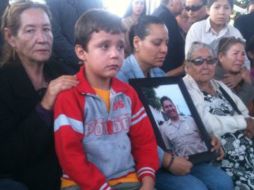 Familiares se despiden de los dos bomberos muertos en el incidente de la colonia La Duraznera.  /