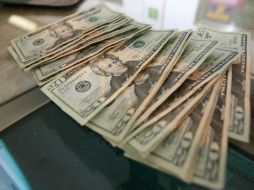 El tipo de cambio para solventar obligaciones denominadas en moneda extranjera, pagaderas en el país es de 12.9885 pesos. ARCHIVO /