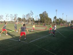 Los jugadores de las Chivas, en un entrenamiento en Los Ángeles. ESPECIAL /