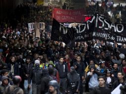 Los protestantes reclaman mejores servicios públicos y critican el gasto en infraestructura para eventos futbolísticos. AP /