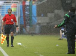 La FIFA ordena sustituir al árbitro colombiano, cuyas decisiones invalidaron dos goles aparentemente legítimos de México ante Camerún. AP /