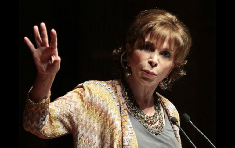 La autora de 'La casa de los Espíritus' publica que Felipe VI trae esperanza en medio de la crisis económica española. ARCHIVO /