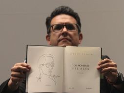 El editor, Julio Trujillo, presenta la nueva edición de 'Los hombres del alba', en el festejo de los 100 años del guanjuatense. NTX /