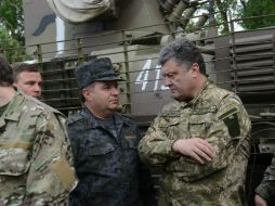 Petro Poroshenko habla con elementos de la armada ucraniana en la ciudad de Izyum. AFP /