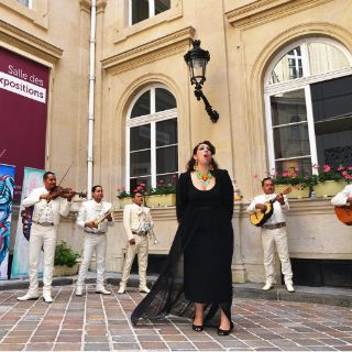 Regina Orozco y mariachis de Colima cantan por calles de París